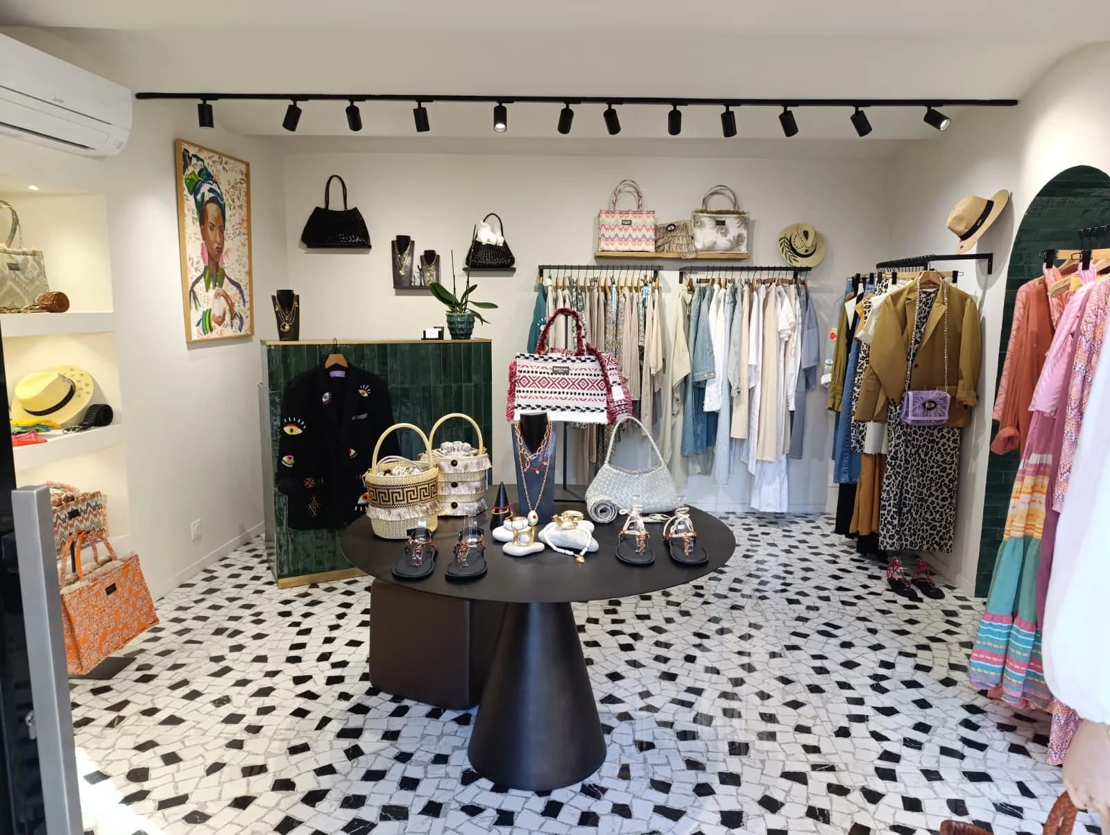 Intérieur de la boutique Muse - Espace d'exposition moderne et élégant